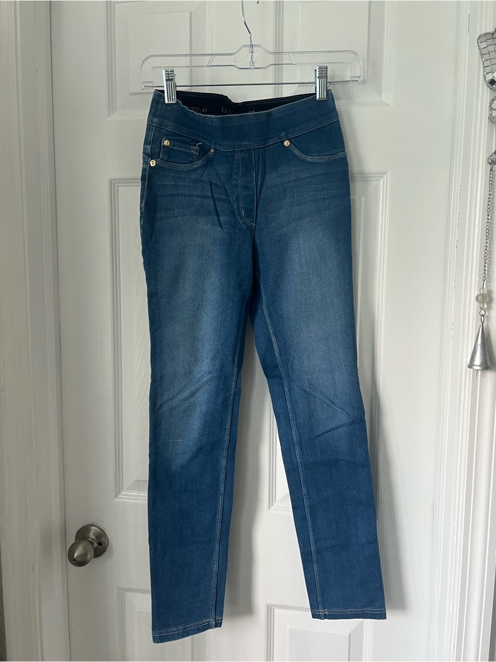 Women’s Skinny Jeans in Medium Blue Stretch Denim